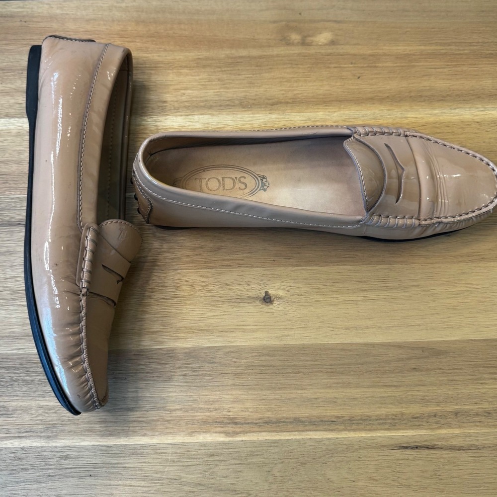Tods Women 8.5 EU 39 Tan Beige Patent Leather Penny Flat Loafers Italy Classic - Picture 2 of 16